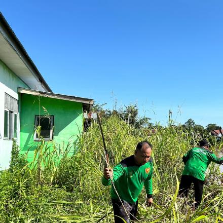 Ciptakan Lingkungan Desa  yang Bersih Pemdes Bawahan Seberang Laksanakan Pembersigan Bahu Jalan Desa